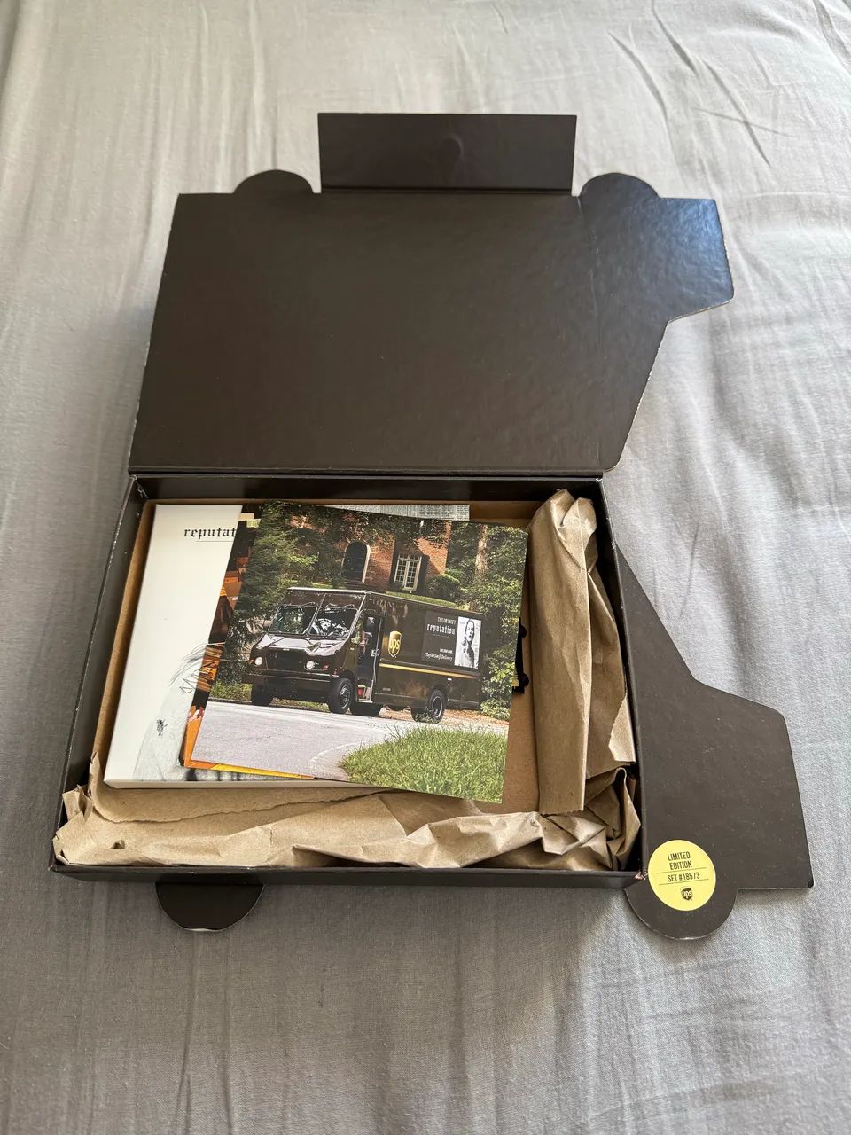 Taylor Swift box UPS reputation - Foto 4