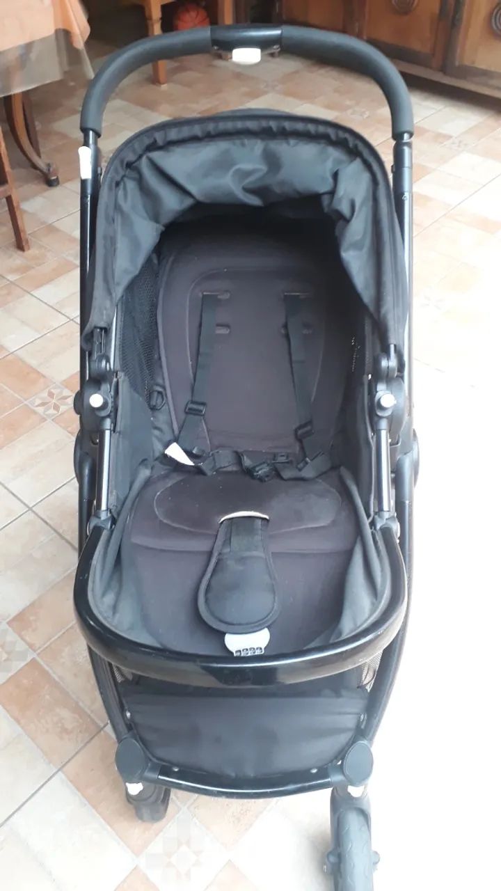 Carrinho de bebê com bebê conforto e base  - Foto 4