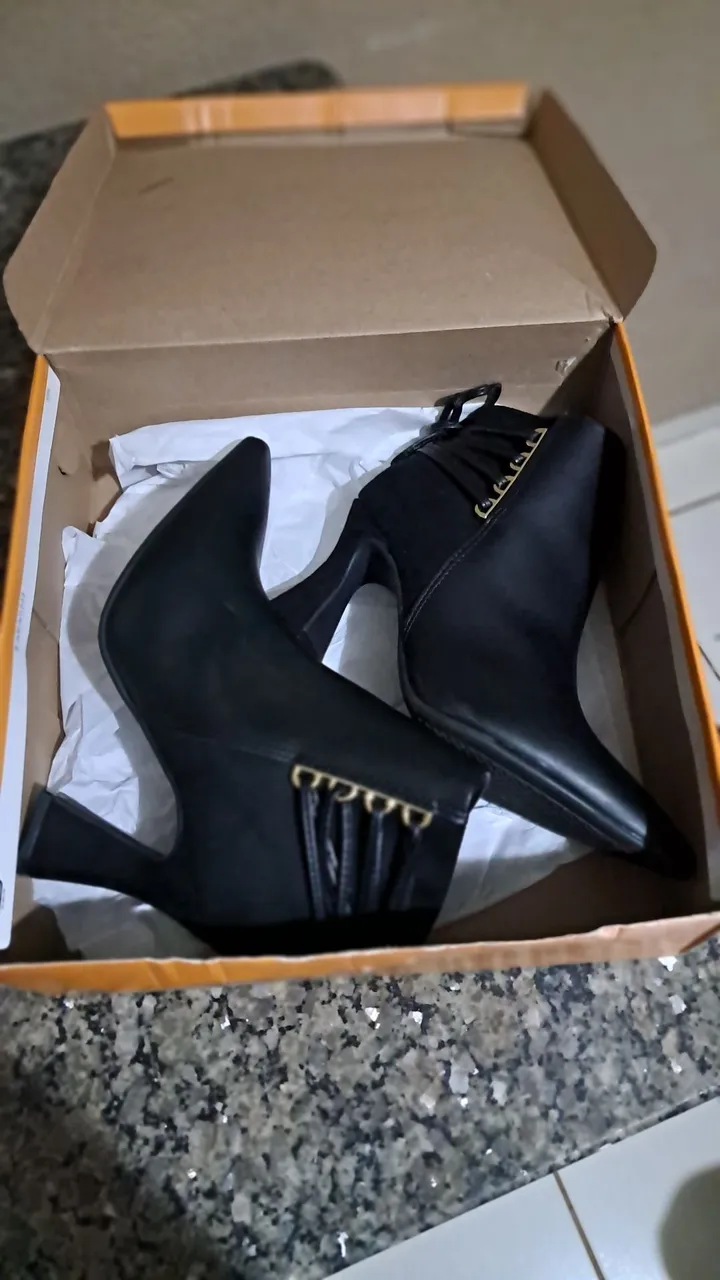 Botas Femininas Pretas - Elegância e Estilo