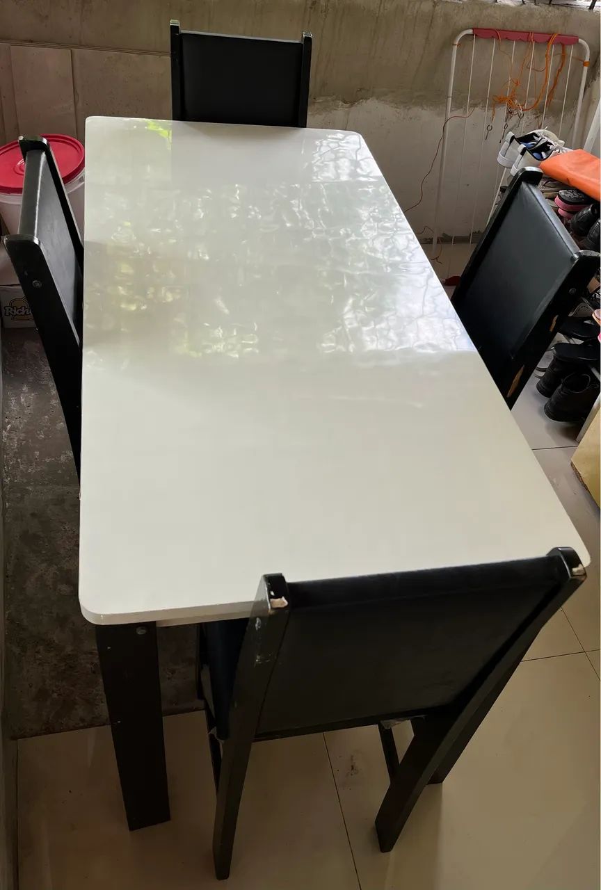 Conjunto de mesa com 4 cadeiras em fórmica branca. - Foto 2