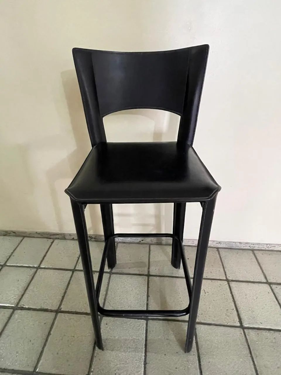 2 Banquetas altas em couro 