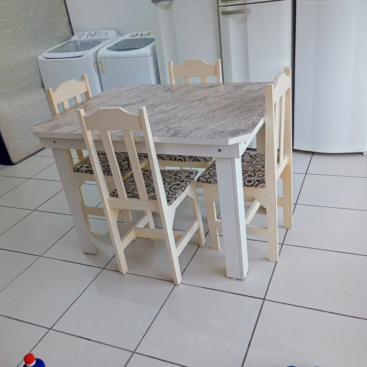 Vendo jogo de mesa 4 cadeira top sem defeito  - Foto 3