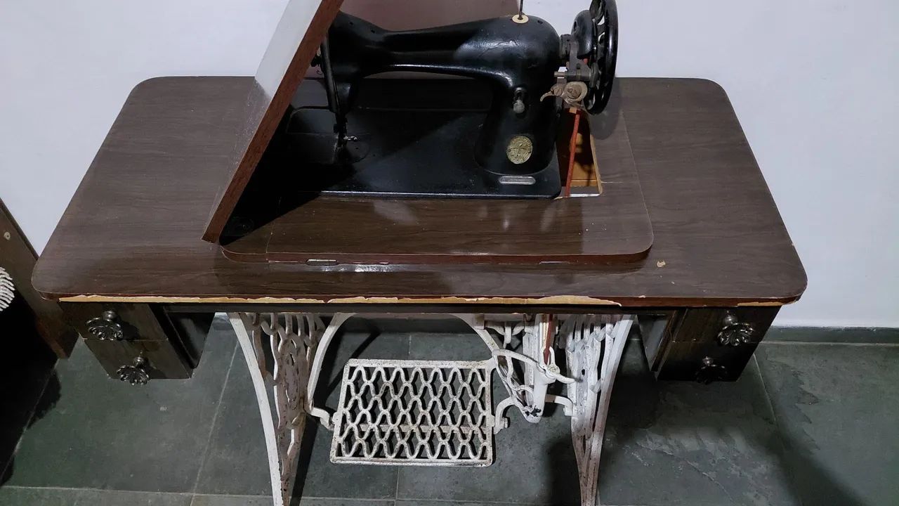 Máquina Singer antiga original com mesa e pedal - funcionanando