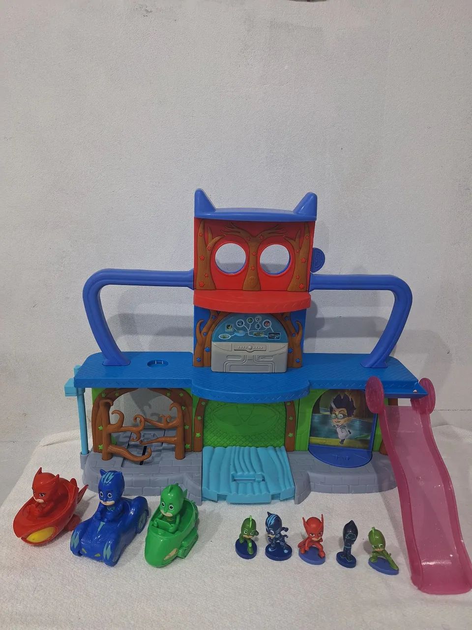 Casa quartel PJ Masks com luz som bonecos e carrinhos