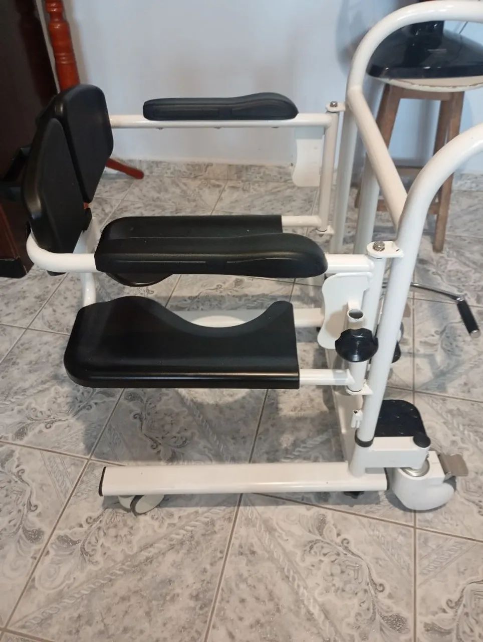 Cadeira de transferência multiuso, com elevação. - Foto 4