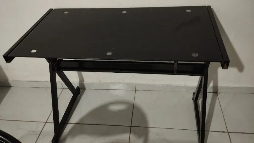 Banca de estudo ou trabalho com tampo de vidro