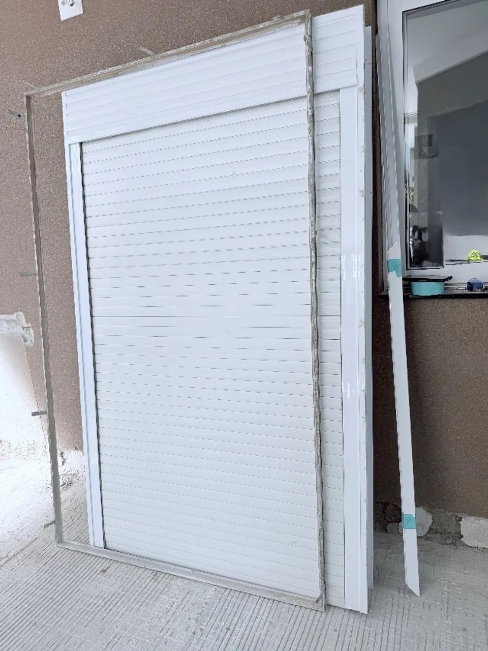 Persiana integrada automática, linha GOLD, na cor branca, acionamento elétrico 110v,