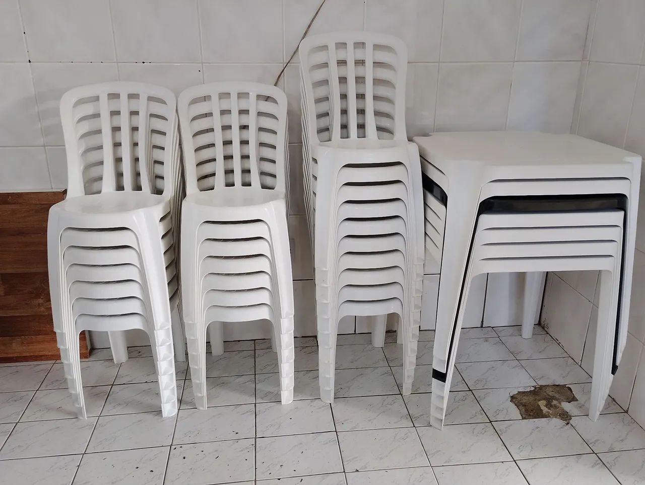 Jogo de mesa e cadeiras