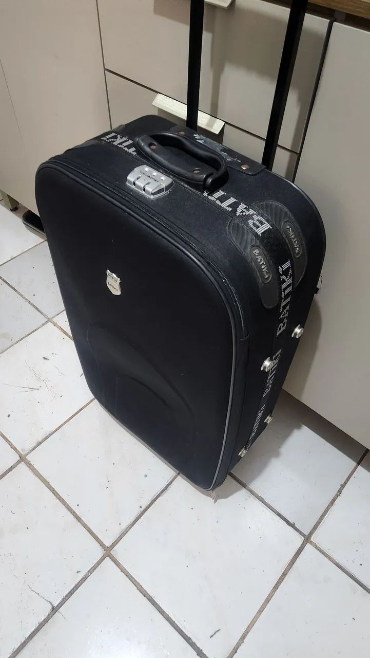 Mala de viagem com rodinhas e cadeado.. 