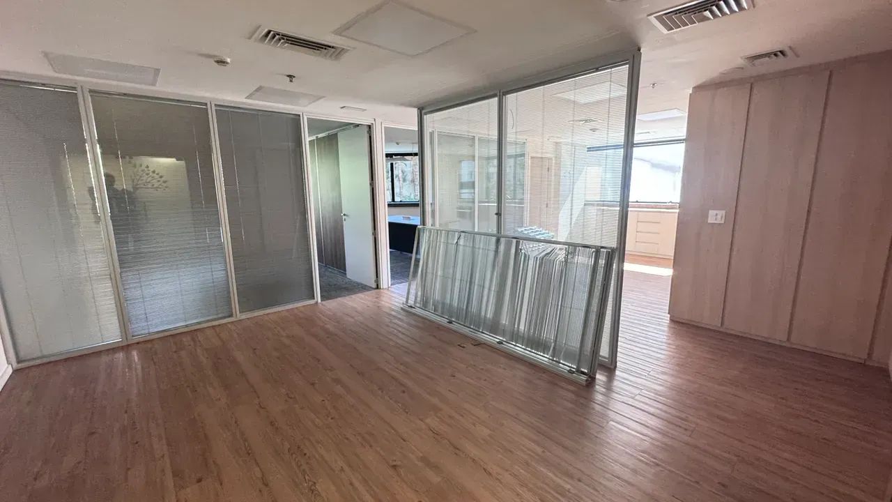 Conjunto comercial semi mobiliado no Itaim 98 m² 3 vagas