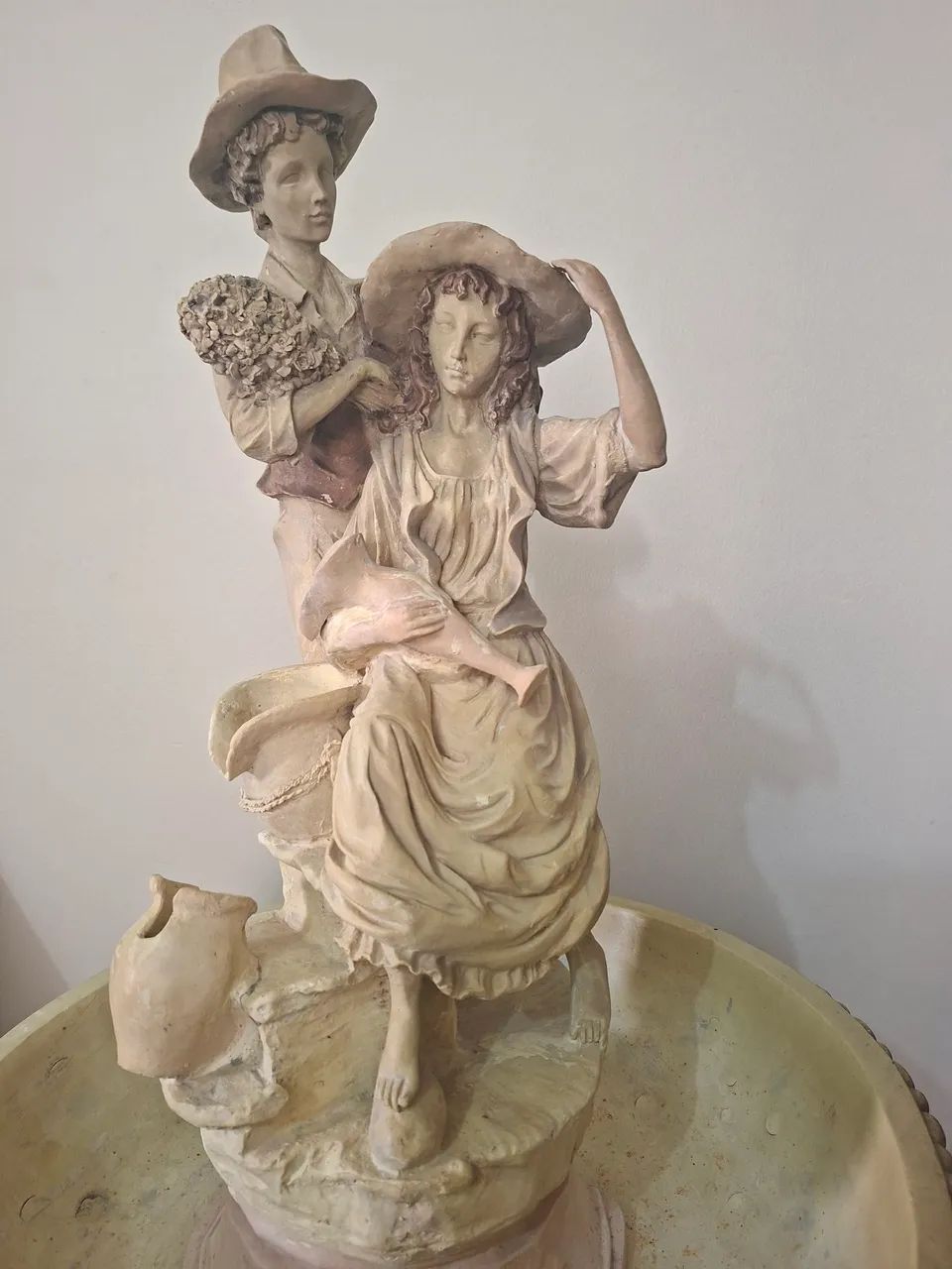 Fonte casal mulher com jarro 