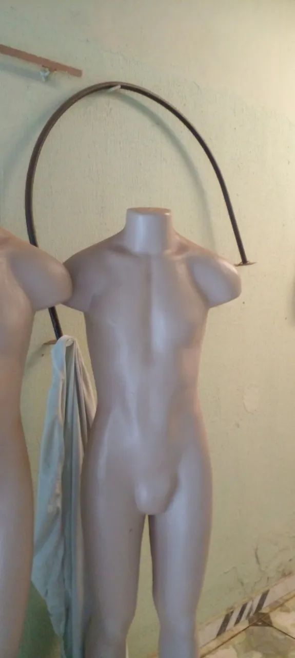 Manequim masculino sem cabeça e braço  de plastico bege. - Foto 4