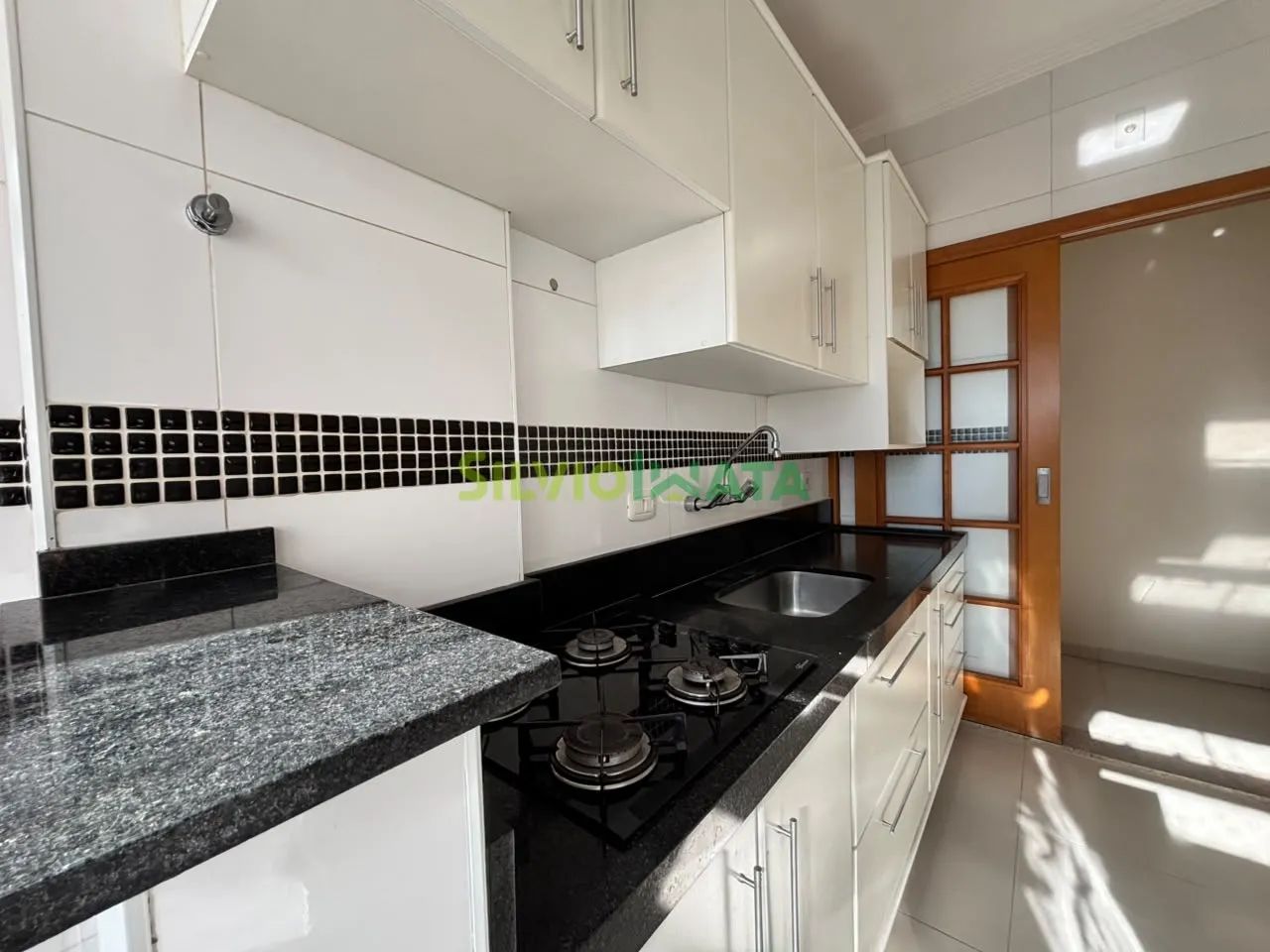 EXCELENTE APARTAMENTO NO ED. JORGE AMADO, SEMI MOBILIADO PARA MORAR NO CENTRO. - Foto 4