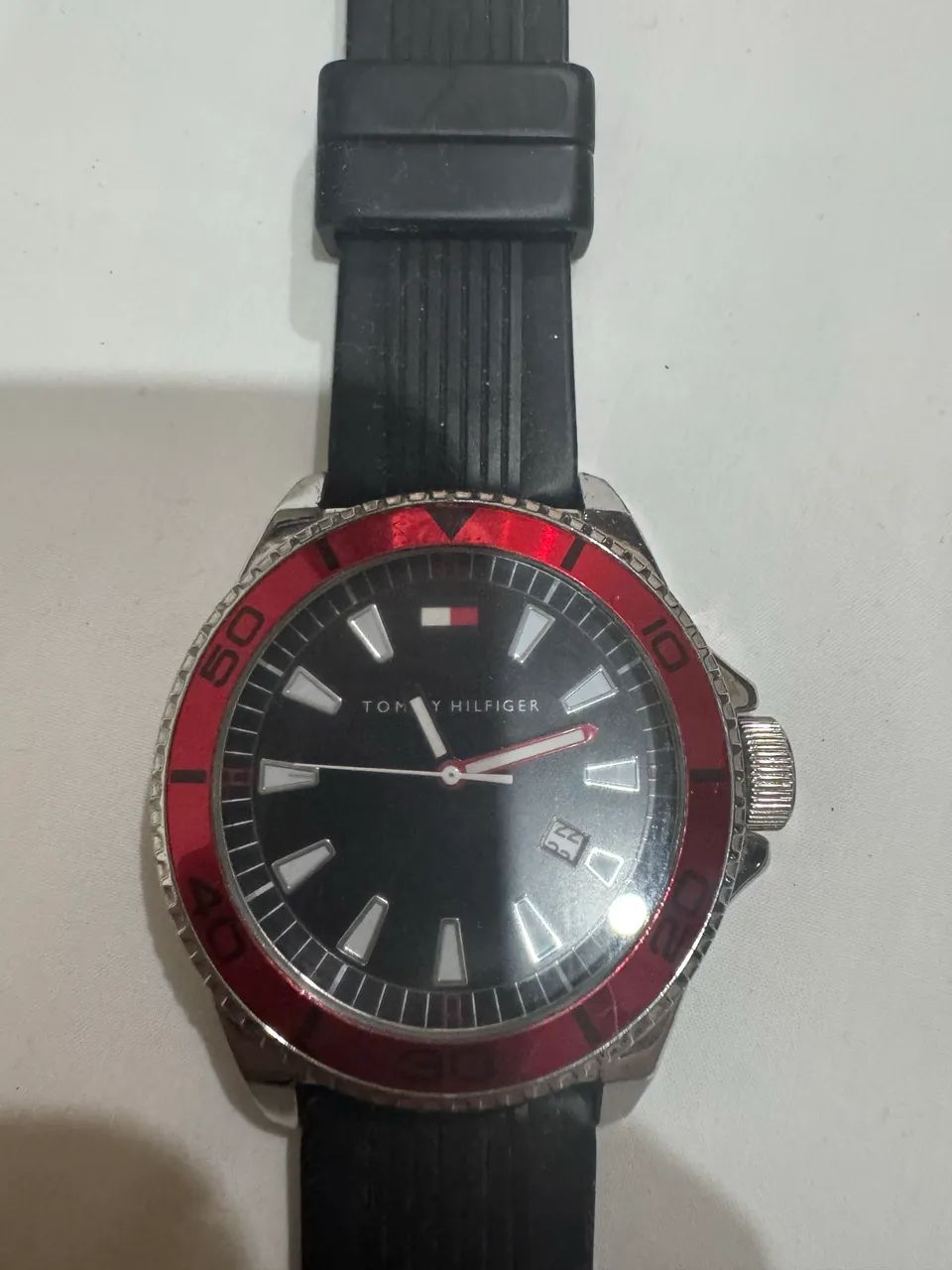 Relógio Tommy Hilfiger e com pulseira preta e cor vermelha 5 atm  - Foto 2