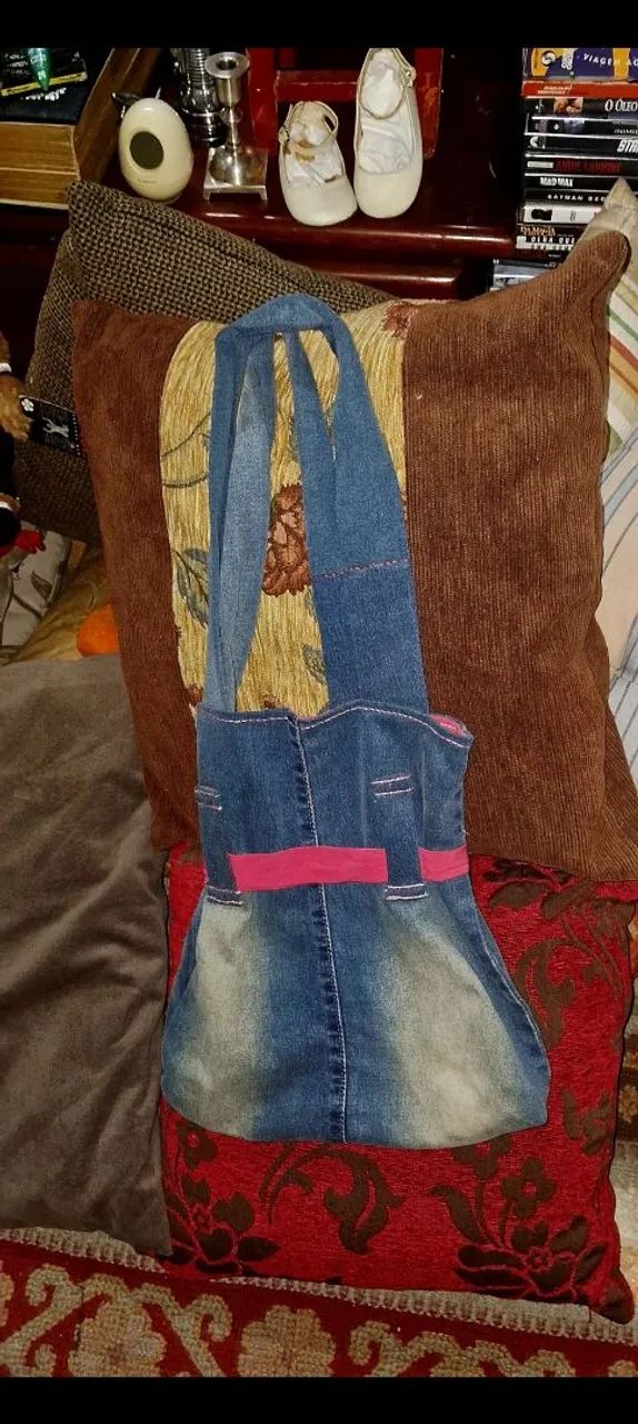 bolsa jeans artesanal decorada com uma flor rosa e laço. - Foto 2