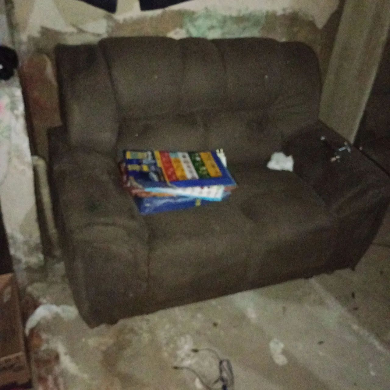 Vendo um sofá 2 lugares. O Estado do produto e bom . Não tem cheiro mofo e nem odor . - Foto 2
