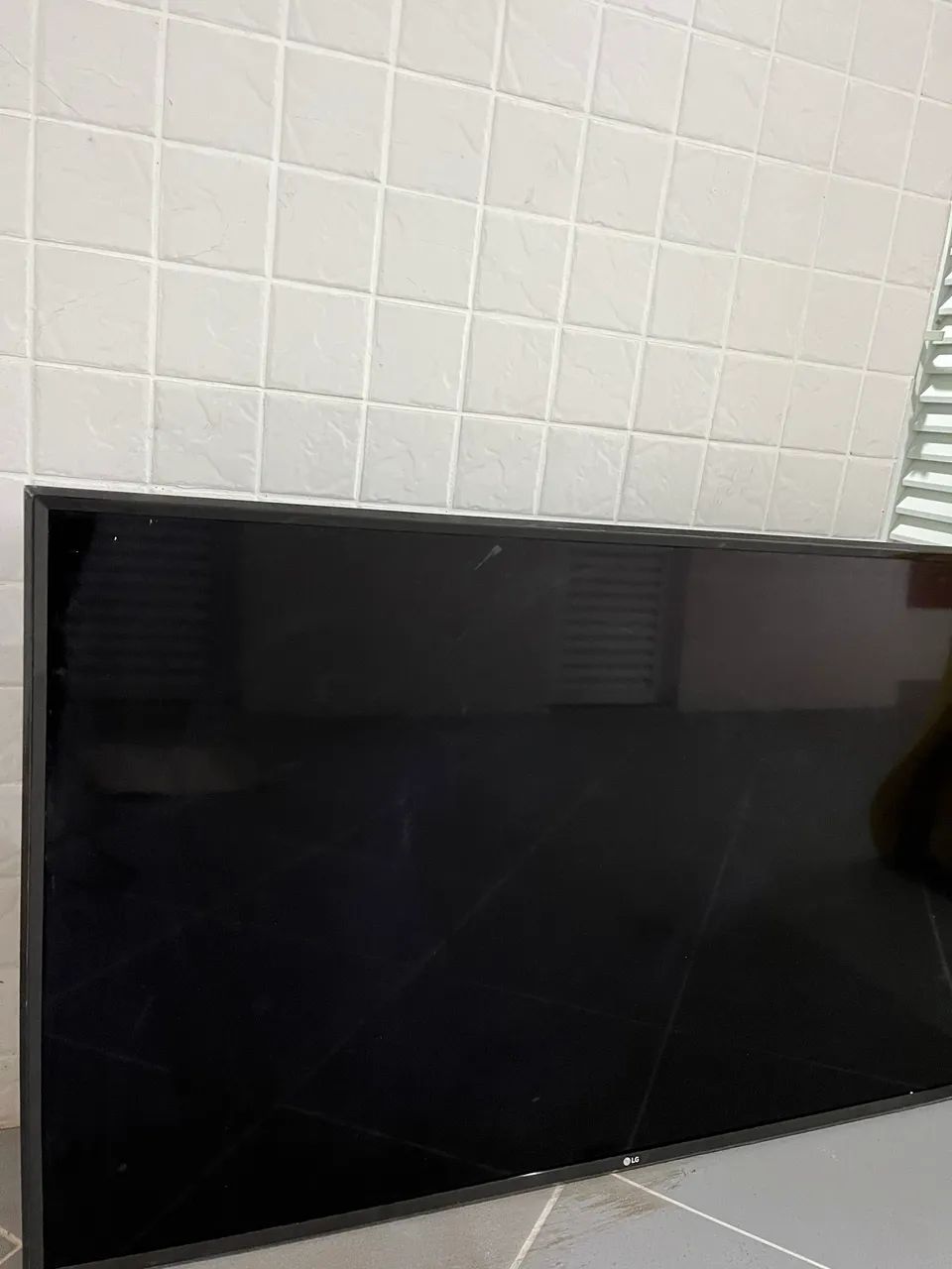 Tv 55 polegadas LG  não liga pois escorreu água do ar condicionado 