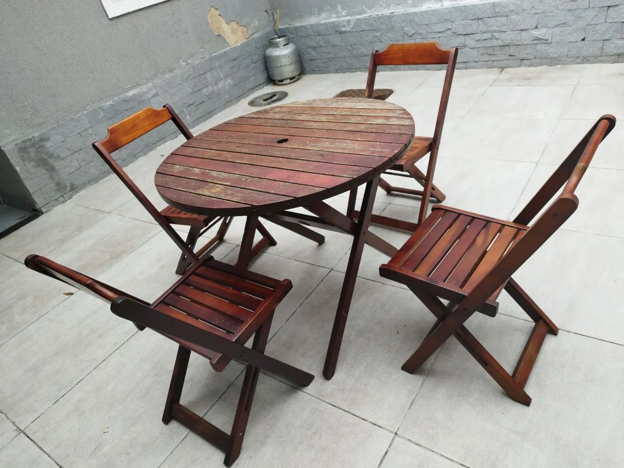mesa de madeira com cadeiras