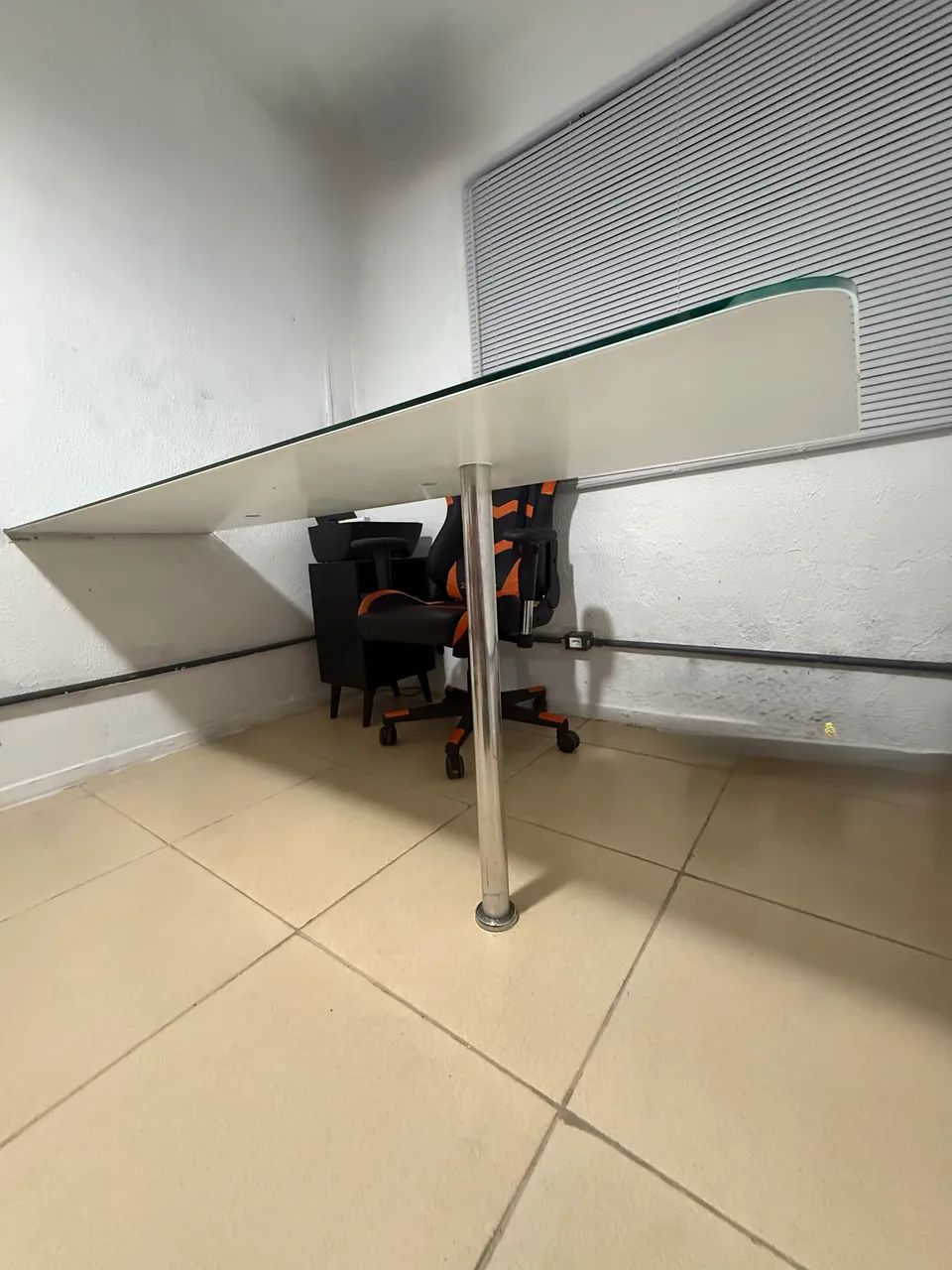 Mesa de Escritório em Vidro 2m x 60cm - Grande e Espaçosa - Foto 5