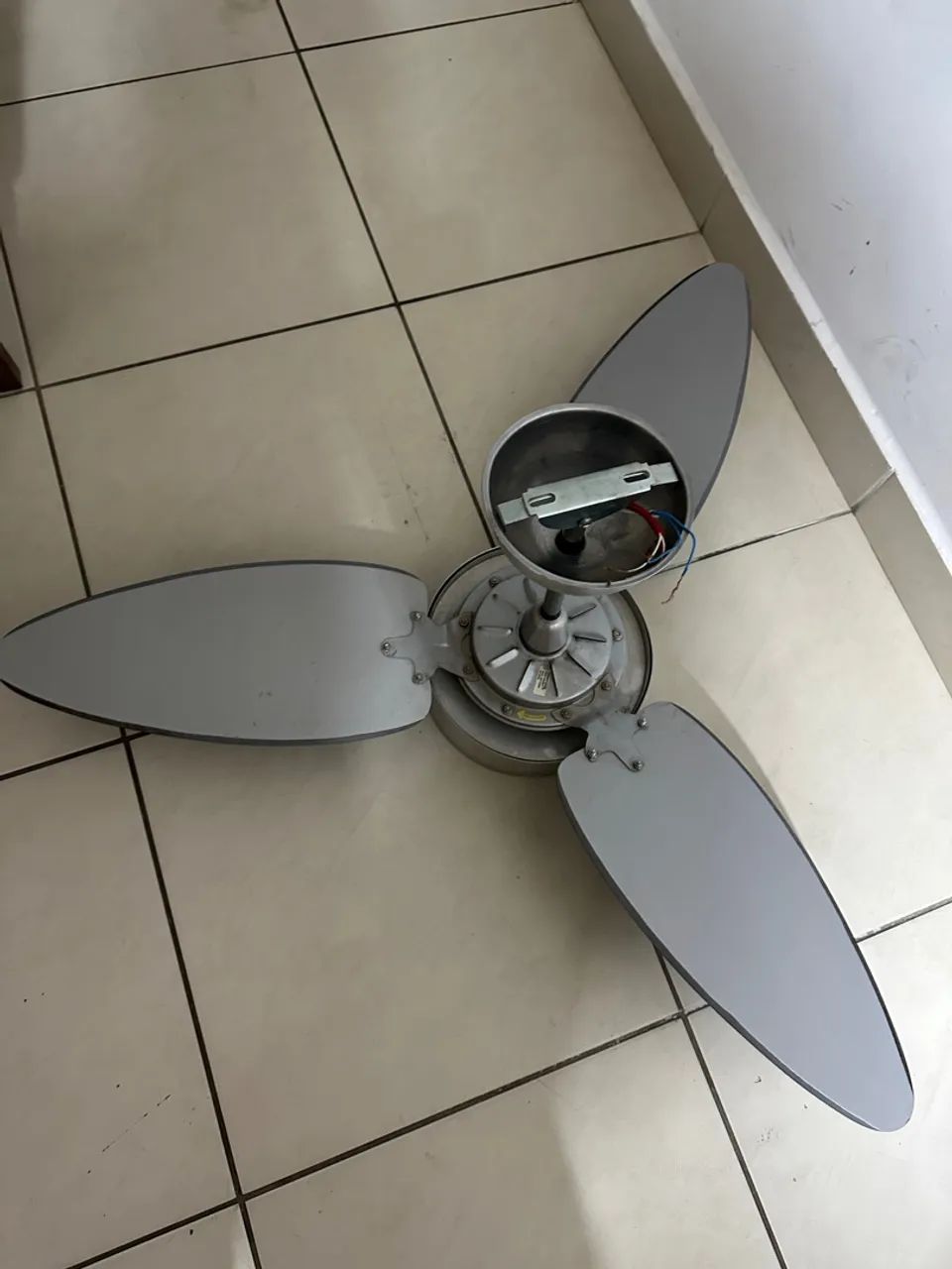 Desapego ventilador de alumínio e madeira de parede.  - Foto 4