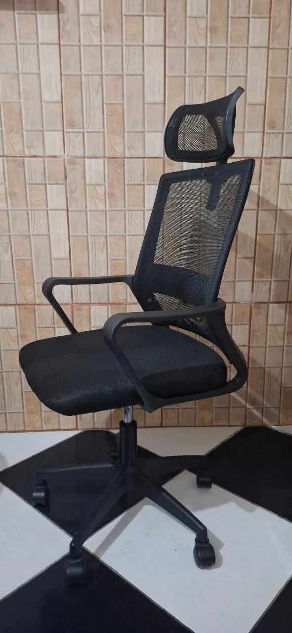 NEARLY BRAND-NEW OFFICE ERGONOMIC CHAIR