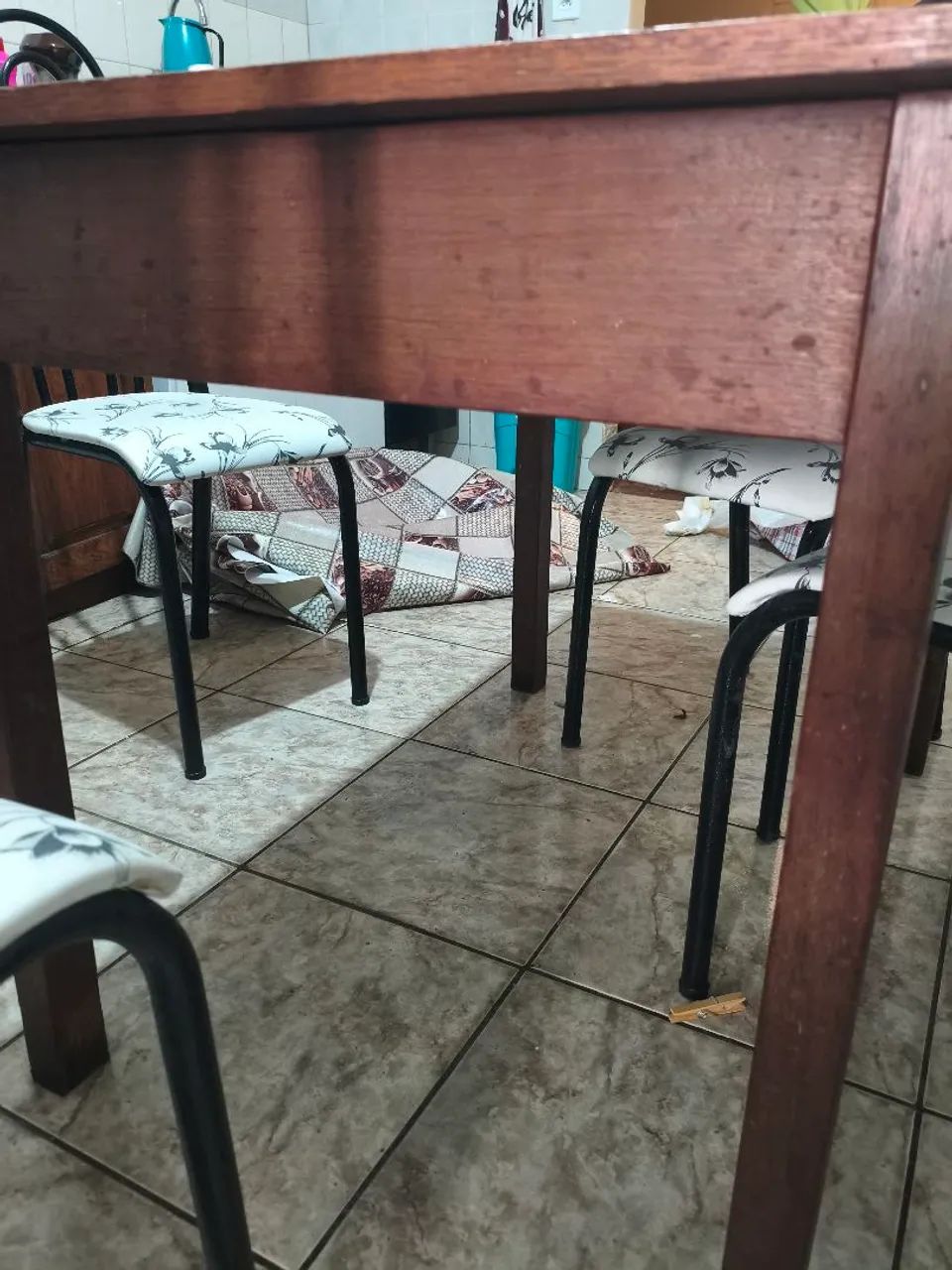 MESA DE MADEIRA COM 4 CADEIRAS - R$ 300,00 - Foto 4