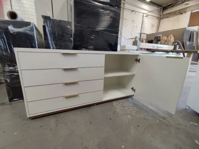 Comoda com base de metalon - Moveis sob encomenda 