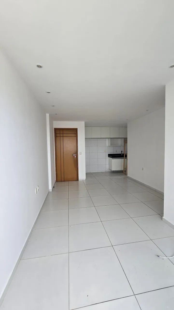 ALUGO APARTAMENTO COM 2/4 SENDO UM SUÍTE e COM VARANDA.  VALOR R$2.700,00