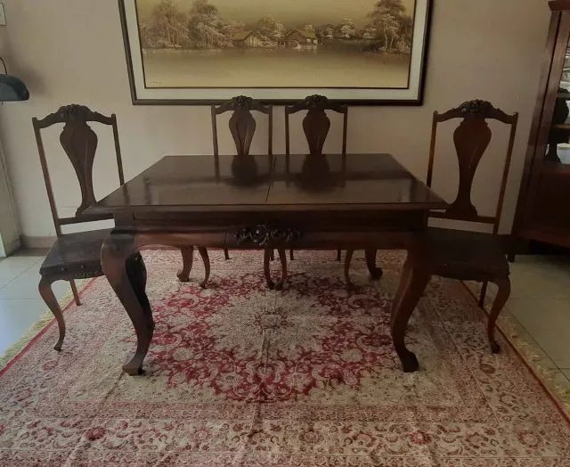 Mesa antiga para sala de jantar em madeira com tampo extensível com 4 cadeiras - Foto 5