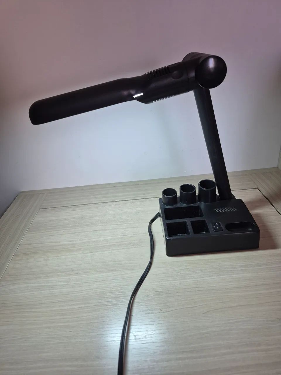 Luminária com lâmpada Led e suporte para acessórios