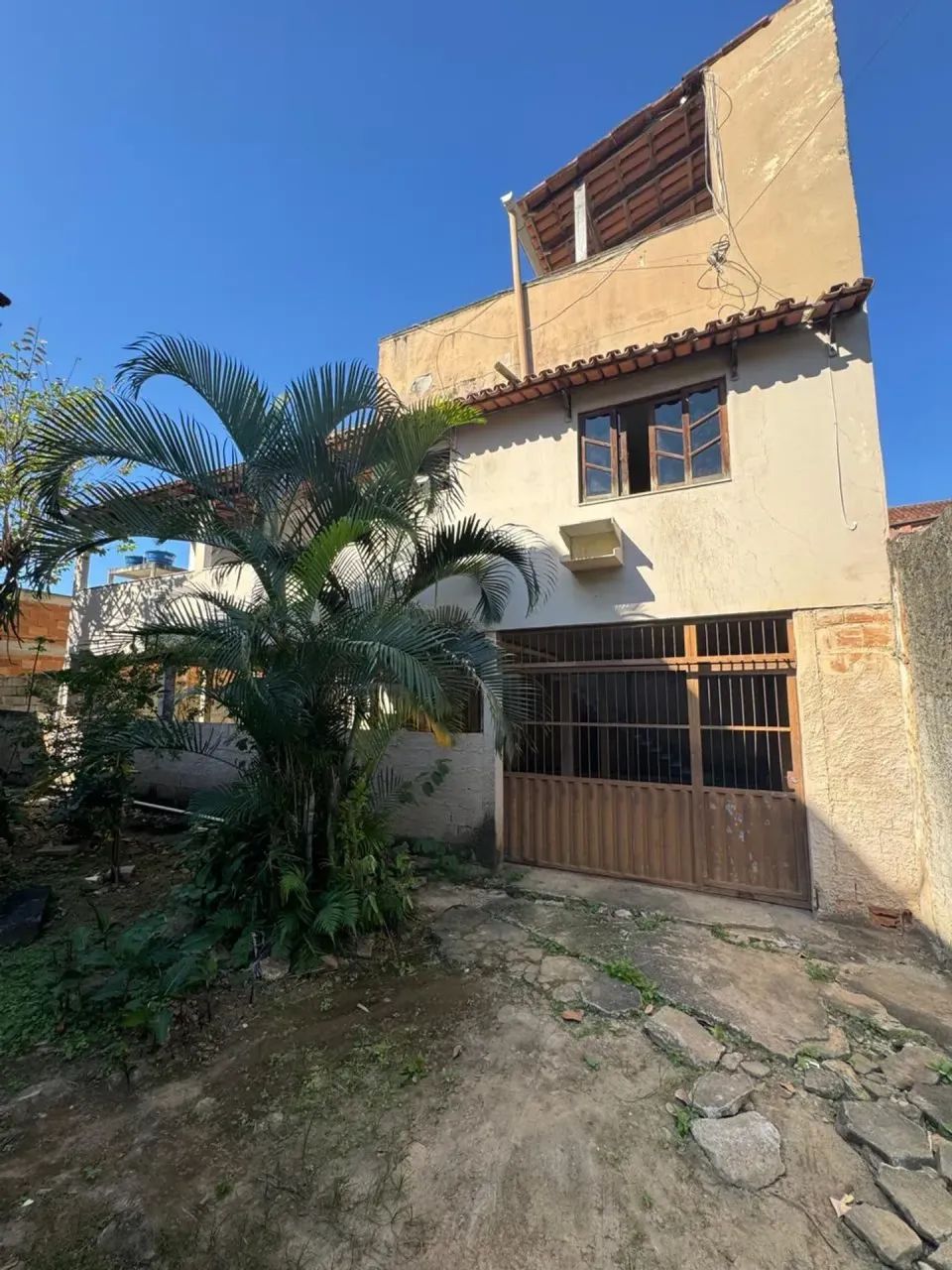 OPORTUNIDADE! CASA LINEAR SOB PILOTIS COM TERRAÇO!