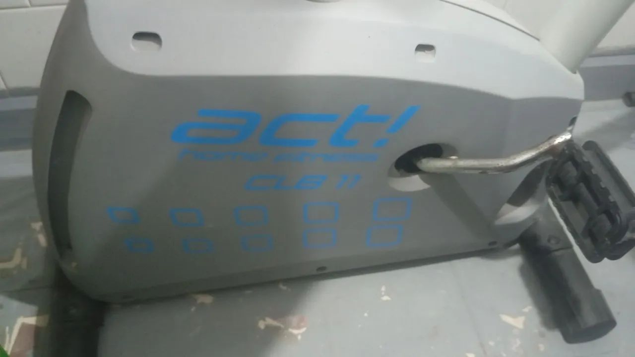 Bicicleta ergométrica com computador digital,banco regulável de couro