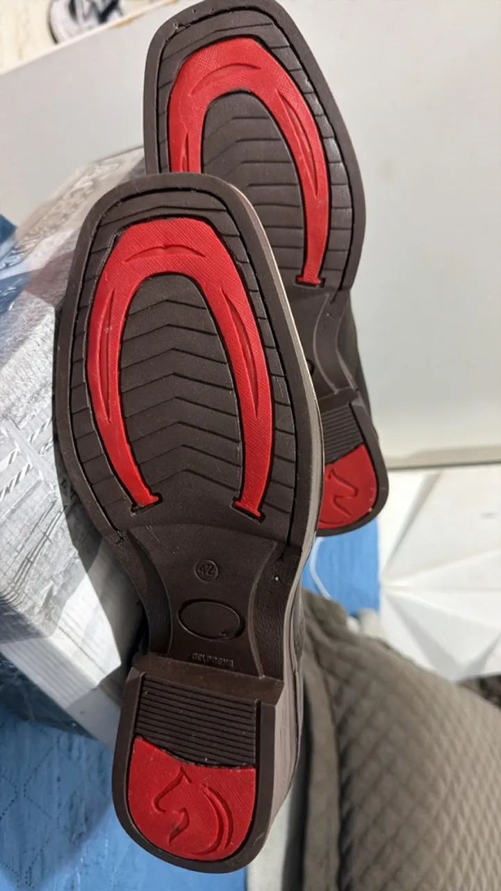 Vendo chapéu, bota e cinto de rodeio