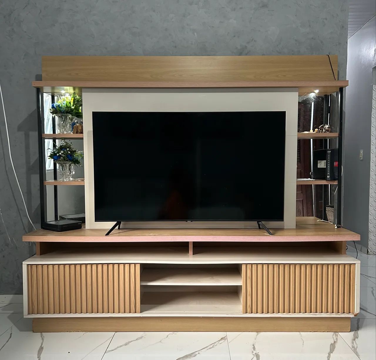 Rack com painel ,porta de correr , espelho e lâmpadas  - Foto 3