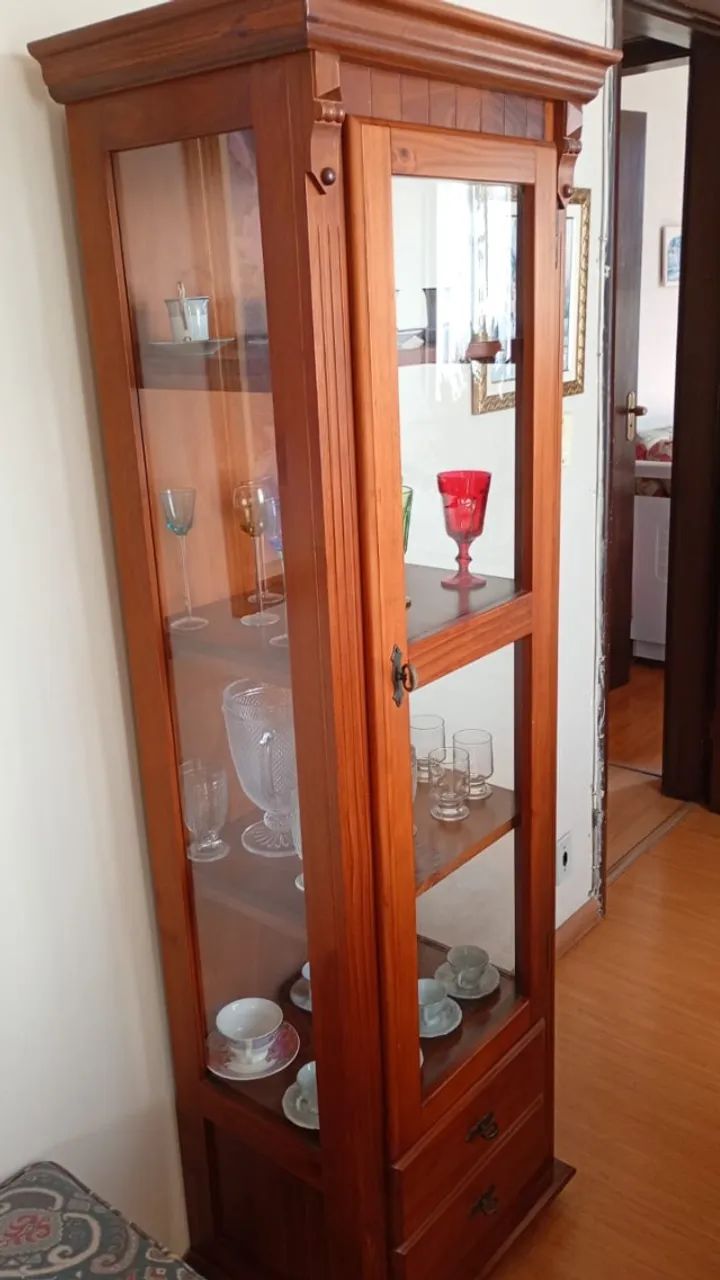 Cristaleira de madeira com vidro, produto de antiquário 