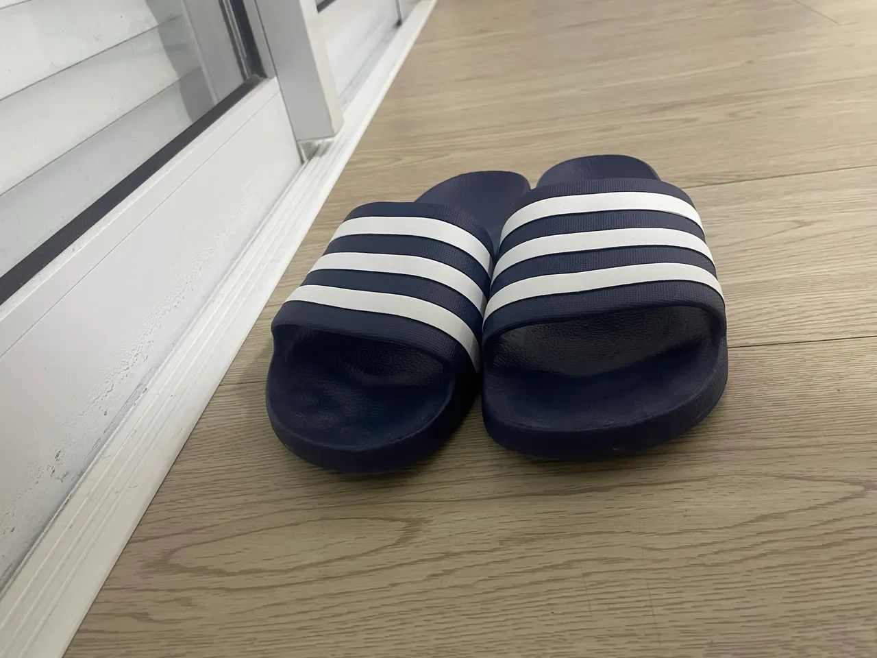 Chinelo Adilette Aqua - Azul escuro 