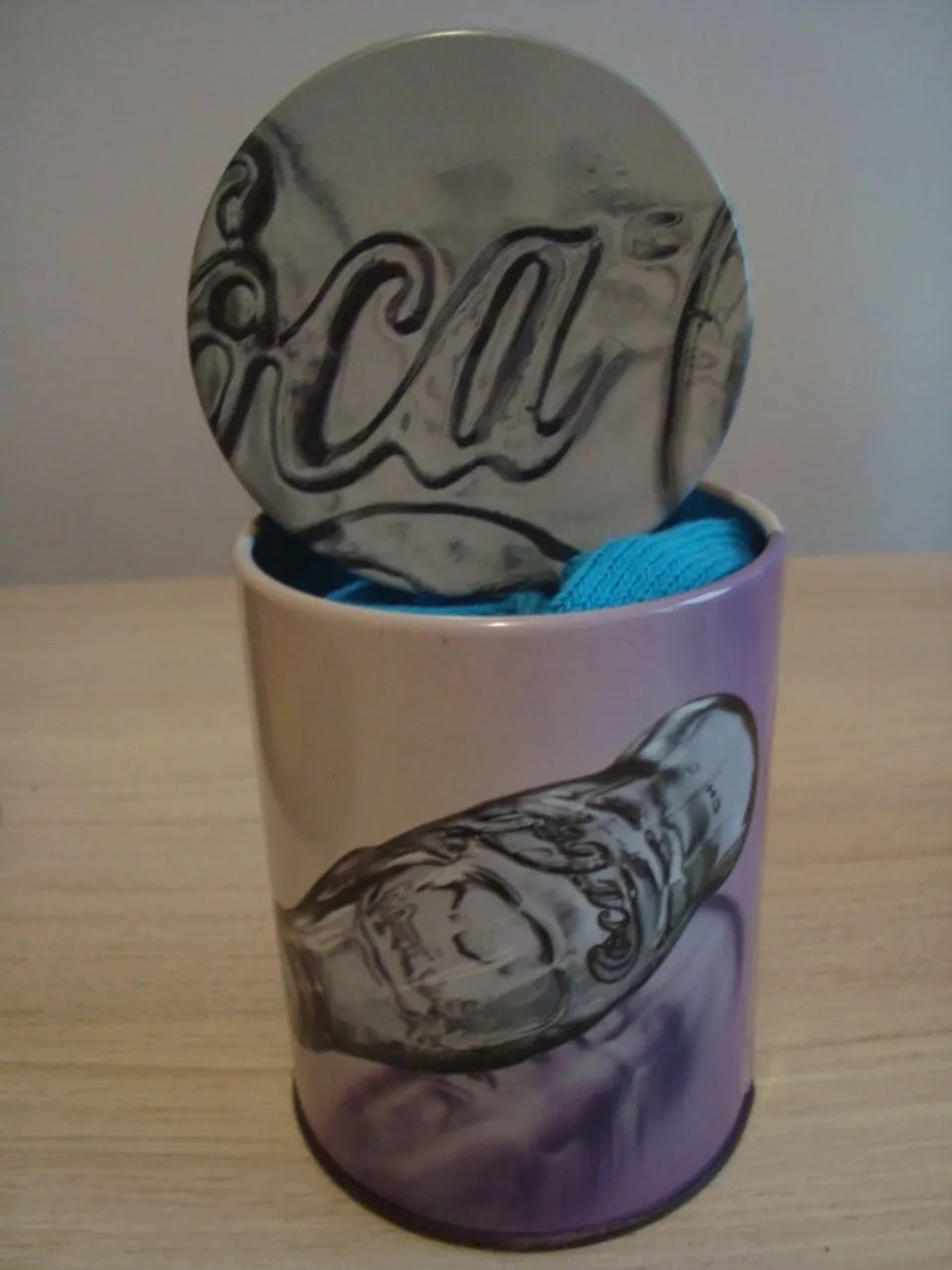 3 Latas Coca Cola com pares de meias - Foto 3