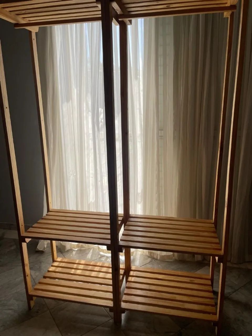 Duas Araras para roupas com cabideiros. - Foto 4