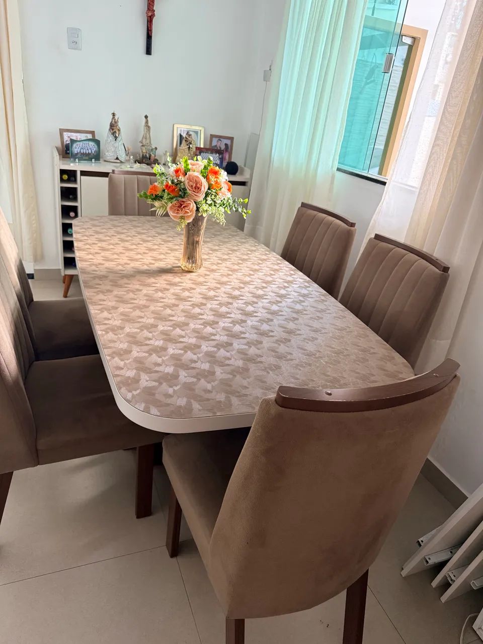 Mesa de jantar com 6 cadeiras estofadas 
