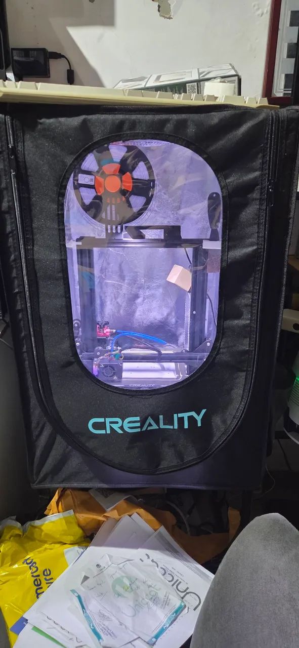 Impressora 3D Ender 3 da Creality com gabinete.