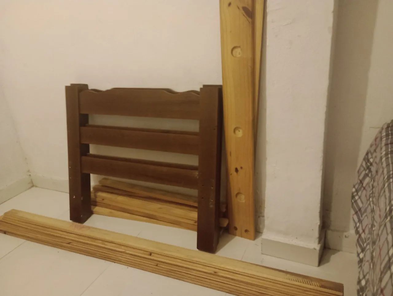 1 cama de solteiro de madeira maciça desmontada  - Foto 3