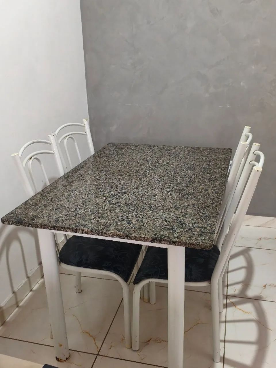 Mesa de granito + 4 cadeiras