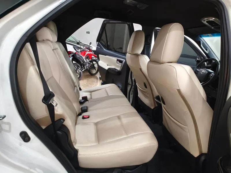 Toyota Hilux SW4 SRX Diamo. 4X4 2.8 TB DIE AUT 2022 - Foto 11