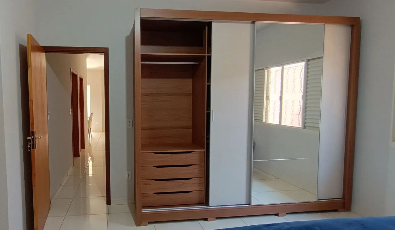 Guarda Roupa de Casal com portas de correr e espelho - Foto 3