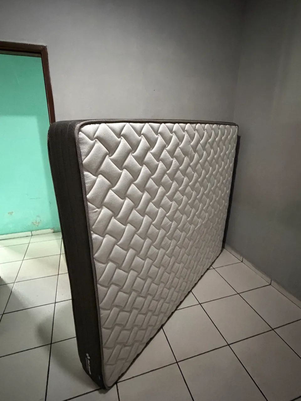 VENDO COLCHÃO QUEEN SEMI NOVO 