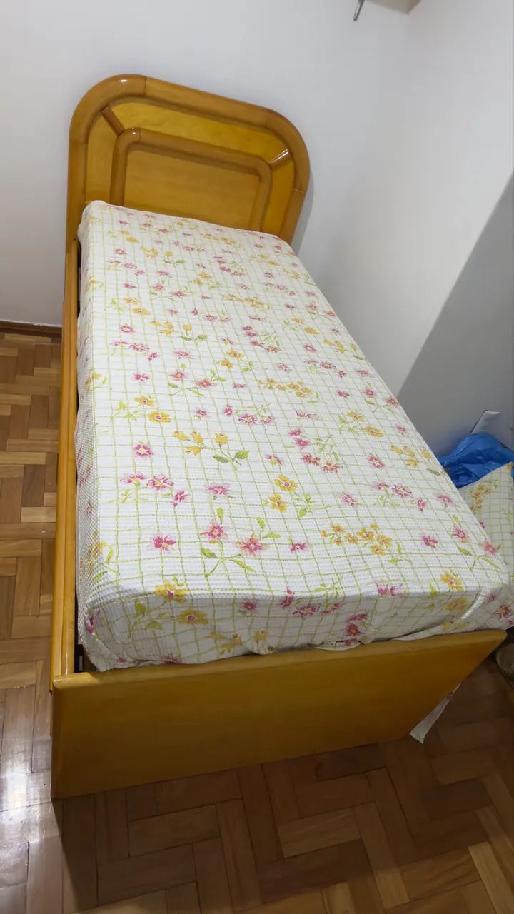 Vendo Conjunto de Cama e Cômoda de Madeira Maciça  - Foto 5
