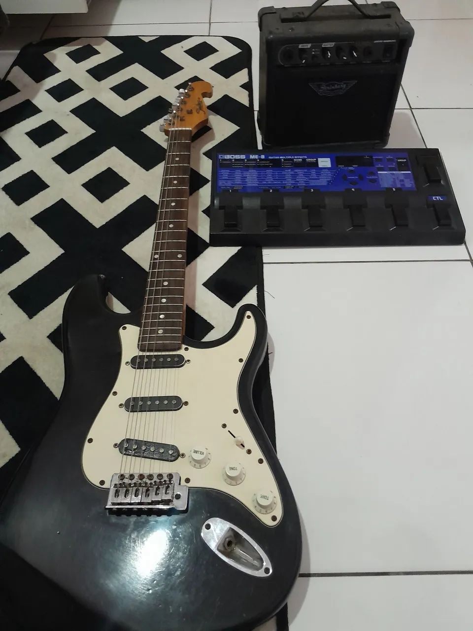 Vendo guitarra com caixa e pedaleira 