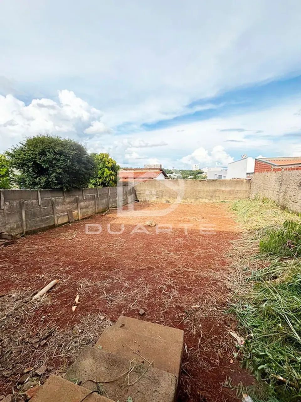 Casa com lote grande em bairro Maracanã
