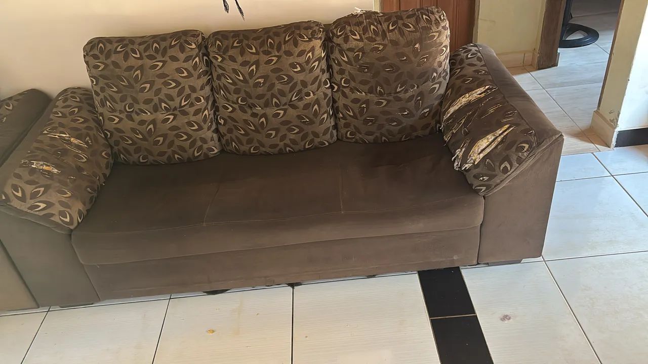 Vendo esses dois sofás. A madeira não está quebrada,só está rasgado nos braços do sofá 