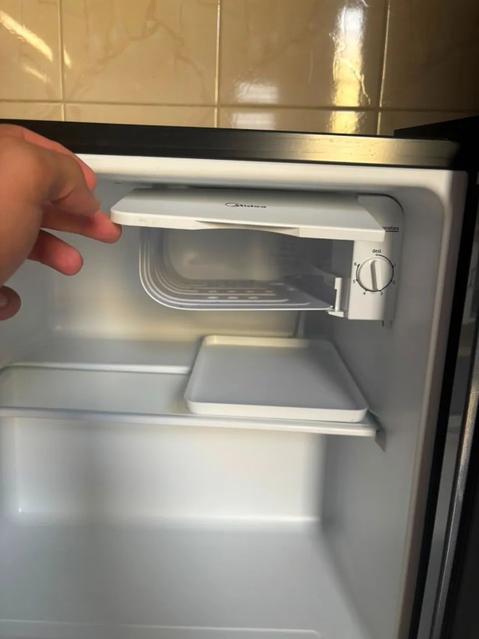Frigobar Preto com Inox 45L Midea 110 - Foto 5